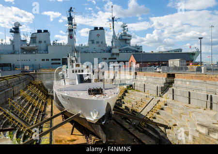 HMS M33 ersten Weltkrieg Kriegsschiff im Trockendock in Portsmouth Historic Dockyard, Hampshire, England. Stockfoto