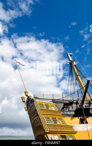 HMS Victory, das Flaggschiff von Lord Nelson, fehlende ihren oberen Masten aufgrund der laufenden Restaurierung in Portsmouth Historic Dockyard, Hampshire, England. Stockfoto