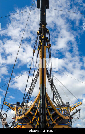 HMS Victory, das Flaggschiff von Lord Nelson, fehlende ihren oberen Masten aufgrund der laufenden Restaurierung in Portsmouth Historic Dockyard, Hampshire, England. Stockfoto