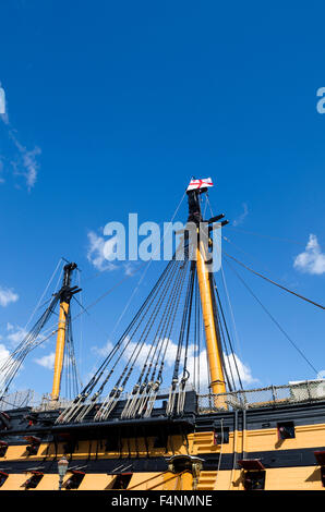 HMS Victory, das Flaggschiff von Lord Nelson, fehlende ihren oberen Masten aufgrund der laufenden Restaurierung in Portsmouth Historic Dockyard, Hampshire, England. Stockfoto