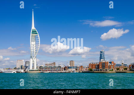 Spinnaker Tower mit Blick auf den Solent an Gunwharf Quays, Hafen von Portsmouth, Hampshire, England. Stockfoto