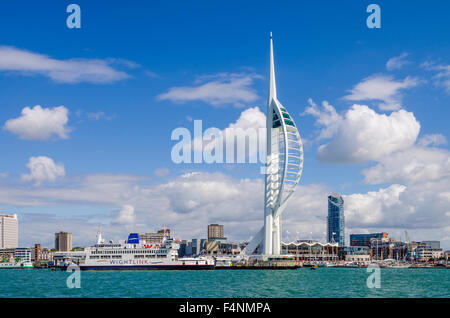 Spinnaker Tower mit Blick auf den Solent an Gunwharf Quays, Hafen von Portsmouth, Hampshire, England. Stockfoto