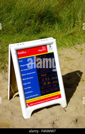 Rettungsschwimmer öffentliche Sicherheit Informationen Diagramm für die Badegäste an Poldhu Cove Beach, Halbinsel Lizard, Cornwall, England, UK Stockfoto