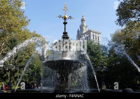 Jacob Wrey Mould entworfen, den Brunnen in der City Hall Park im Jahre 1871. New York City Municipal Building ist im Hintergrund. Stockfoto