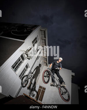 Teenager mit BMX-Rad im Skatepark, Windhoek, Namibia Stockfoto