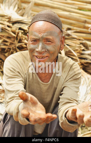 Nagaland, Indien - März 2012: Mann mit traditionellen bemaltem Gesicht in Nagaland, abgelegenen Region von Indien. Redaktion Dokumentarfilm. Stockfoto