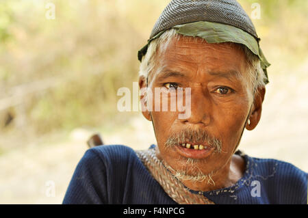 Nagaland, Indien - März 2012: Porträt mans von alten Gesicht in Nagaland, abgelegenen Region von Indien. Redaktion Dokumentarfilm. Stockfoto