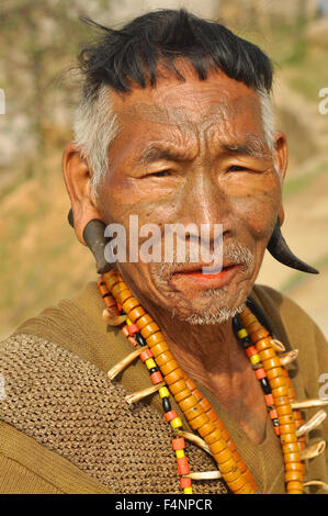 Nagaland, Indien - März 2012: Porträt von traditionellen Naga Headhunter mit bemaltem Gesicht, Ohrlöcher und Halskette in Nagaland, Stockfoto