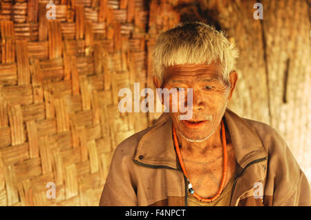 Nagaland, Indien - März 2012: Porträt von unbekannten alten Mann in traditionellen entfernten Dorf Phuktong in Nagaland, Indien. Doc Stockfoto