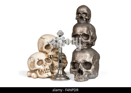 Kruzifix und eine verwitterte menschlicher Schädel über Weiß isoliert Stockfoto