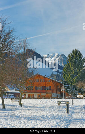 Sonnigen Winterlandschaft mit eine Almhütte. Gruyere, Provinz Fribourg, Schweiz Stockfoto