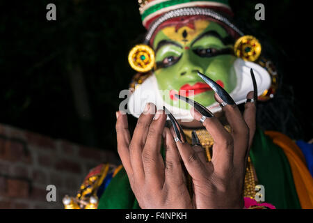 Eine katakali Künstler posiert mit dem kompletten den Charakter arjun für das Spiel während der thriballor santhana gopalam Stockfoto