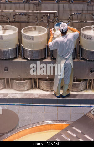 GRUYERE, Schweiz - 31. Dezember 2014: Käser in der Greyerzer Käsefabrik in das historische Städtchen Gruyères Stockfoto