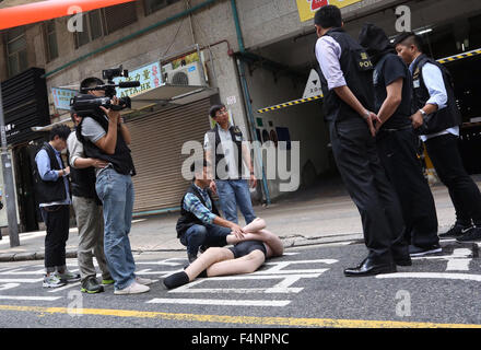 Hong Kong, China. 21. Oktober 2015. Hong Kong Polizei rekonstruieren den Tatort Untersuchung am Vorfallaufstellungsort in Hongkong, Südchina, 21. Oktober 2015. Chinesischen Festland Tourist starb in einem Krankenhaus in Hong Kong am Dienstag Morgen, nachdem er angeblich geschlagen wurde bewusstlos von einer Bande von vier Männern am Montag während der Vermittlung in einen Warenkorb Streit. Bildnachweis: Lui Siu Wai/Xinhua/Alamy Live-Nachrichten Stockfoto
