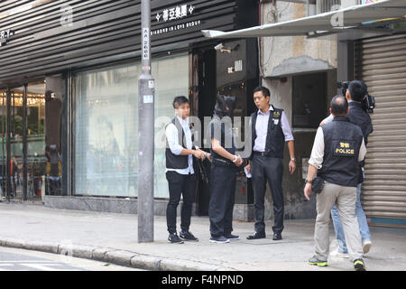 Hong Kong, China. 21. Oktober 2015. Hongkong, die Polizei einen Verdächtigen bringen zurück zum Vorfallaufstellungsort zur Untersuchung in Hongkong, Südchina, 21. Oktober 2015. Chinesischen Festland Tourist starb in einem Krankenhaus in Hong Kong am Dienstag Morgen, nachdem er angeblich geschlagen wurde bewusstlos von einer Bande von vier Männern am Montag während der Vermittlung in einen Warenkorb Streit. Bildnachweis: Lui Siu Wai/Xinhua/Alamy Live-Nachrichten Stockfoto