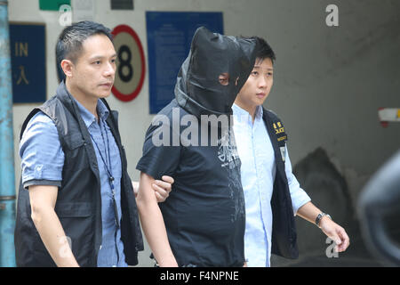 Hong Kong, China. 21. Oktober 2015. Hongkong, die Polizei einen Verdächtigen bringen zurück zum Vorfallaufstellungsort zur Untersuchung in Hongkong, Südchina, 21. Oktober 2015. Chinesischen Festland Tourist starb in einem Krankenhaus in Hong Kong am Dienstag Morgen, nachdem er angeblich geschlagen wurde bewusstlos von einer Bande von vier Männern am Montag während der Vermittlung in einen Warenkorb Streit. Bildnachweis: Lui Siu Wai/Xinhua/Alamy Live-Nachrichten Stockfoto