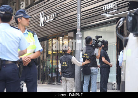 Hong Kong, China. 21. Oktober 2015. Hongkong, die Polizei einen Verdächtigen bringen zurück zum Vorfallaufstellungsort zur Untersuchung in Hongkong, Südchina, 21. Oktober 2015. Chinesischen Festland Tourist starb in einem Krankenhaus in Hong Kong am Dienstag Morgen, nachdem er angeblich geschlagen wurde bewusstlos von einer Bande von vier Männern am Montag während der Vermittlung in einen Warenkorb Streit. Bildnachweis: Lui Siu Wai/Xinhua/Alamy Live-Nachrichten Stockfoto