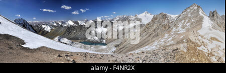 Malerischen Panorama des Sees unter höchsten Berggipfel in Ala Archa Nationalpark im Tian Shan-Gebirge in Kirgisistan Stockfoto