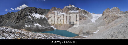 Malerischen Panorama des Sees unter höchsten Berggipfel in Ala Archa Nationalpark im Tian Shan-Gebirge in Kirgisistan Stockfoto