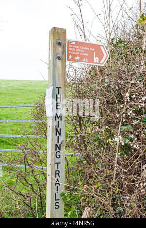 Ein Schild sagt, Tehidy Country Park West fahren Portreath 3 Meilen in der Nähe Portreath Cornwall West Country England UK Stockfoto