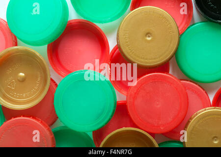Rote und grüne Kunststoff-Milchflaschenverschlüsse und Gold-Flaschenverschlüsse - HDPE-Polyethylen hoher Dichte Stockfoto