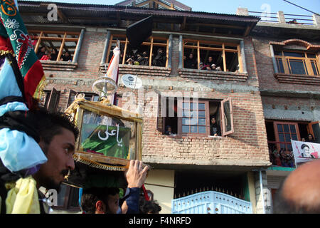 Srinagar, indisch verwalteten Kaschmir: 21. Oktober 2015. Kashmiri schiitischer Muslim Anhänger trauern während einer Prozession Muharram Credit: Sofi Suhail/Alamy Live News Stockfoto