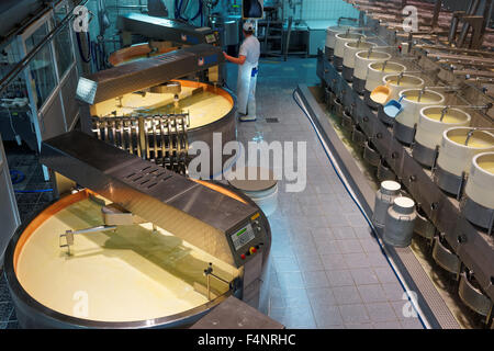 GRUYERE, Schweiz - 31. Dezember 2014: Verarbeitungsbereich der Maison du Gruyère, eine berühmte Käserei befindet sich in dem mittelalterlichen Städtchen Greyerz in der Schweiz. Stockfoto