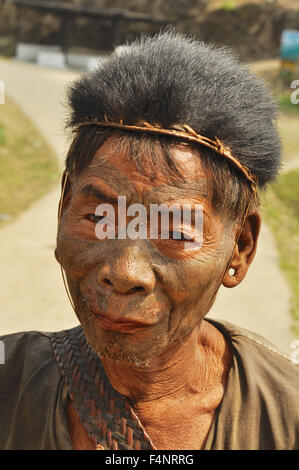 Nagaland, Indien - März 2012: Porträt von älteren Mann mit traditionellen bemaltem Gesicht in Nagaland, abgelegenen Region von Indien. Documenta Stockfoto