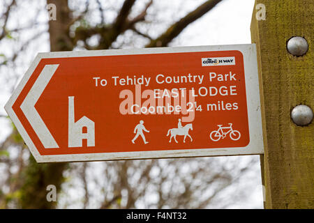 Ein Schild sagt bis Tehidy Country Park Ost Lodge Coombe 2 1/4 Meilen in der Nähe Portreath Cornwall West Country England UK Stockfoto