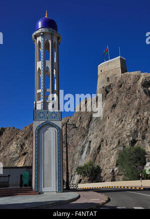 Minarett der Moschee Masjid al-Khor und Fort Mirani in Muscat, Oman Stockfoto