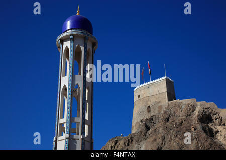 Minarett der Moschee Masjid al-Khor und Fort Mirani in Muscat, Oman Stockfoto