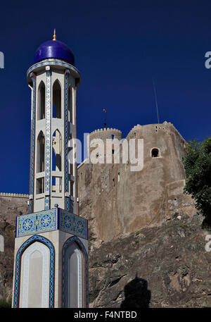 Minarett der Moschee Masjid al-Khor und Fort Mirani in Muscat, Oman Stockfoto