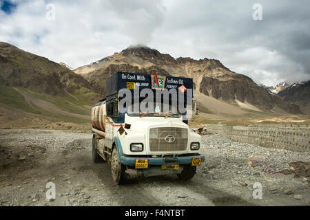 Indien, Himachal Pradesh, Sarchu, Indian Oil Tanker auf Leh Manali Autobahn überqueren Höhenlage plateau von Baralacha Pass Stockfoto