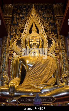 Goldene Buddha-Statue, Buddha Phra Phuttha Chinnarat in den Tempel Wat Phra Sri Rattana Mahathat, Phitsanulok, Thailand Stockfoto