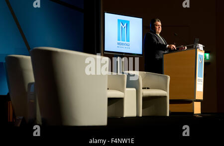 München, Deutschland. 21. Oktober 2015. Bundesminister für wirtschaftliche Angelegenheiten Sigmar Gabriel spricht bei der Eröffnung der Medientage Muenchen (lit.) Medientage München) im internationalen Congress Center in München, Deutschland, 21. Oktober 2015. Die Medientage Muenchen nehmen findet vom 21. bis 23. Oktober 2015 in München unter dem Motto "Digitale Störungen - die Medien-Zukunft für den Erfolg." Foto: SVEN HOPPE/Dpa/Alamy Live News Stockfoto