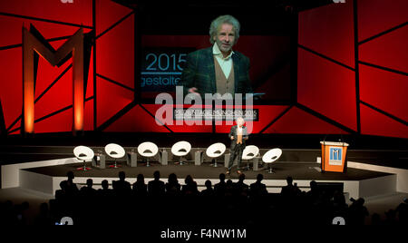 München, Deutschland. 21. Oktober 2015. Gastgeber und Entertainer Thomas Gottschalk spricht bei der Eröffnung der Medientage Muenchen (lit.) Medientage München) im internationalen Congress Center in München, Deutschland, 21. Oktober 2015. Die Medientage Muenchen nehmen findet vom 21. bis 23. Oktober 2015 in München unter dem Motto "Digitale Störungen - die Medien-Zukunft für den Erfolg." Foto: SVEN HOPPE/Dpa/Alamy Live News Stockfoto