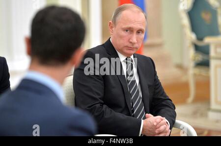 Moskau, Russland. 20. Oktober 2015. Präsident Vladimir Putin bei seinem Treffen mit dem syrischen Präsidenten Bashar Assad im Kreml 20. Oktober 2015 in Moskau, Russland. Assad wurde in Moskau auf seiner ersten Reise ins Ausland seit Ausbruch des Krieges in Syrien. Stockfoto