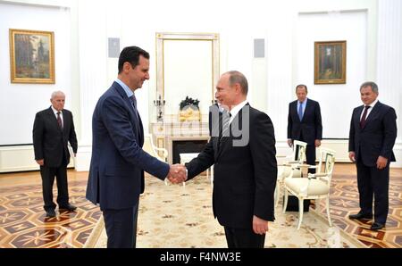 Moskau, Russland. 20. Oktober 2015. Präsident Vladimir Putin begrüßt syrischen Präsidenten Bashar Assad vor ihrem Treffen im Kreml 20. Oktober 2015 in Moskau, Russland. Assad wurde in Moskau auf seiner ersten Reise ins Ausland seit Ausbruch des Krieges in Syrien. Stockfoto