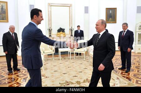 Moskau, Russland. 20. Oktober 2015. Präsident Vladimir Putin begrüßt syrischen Präsidenten Bashar Assad vor ihrem Treffen im Kreml 20. Oktober 2015 in Moskau, Russland. Assad wurde in Moskau auf seiner ersten Reise ins Ausland seit Ausbruch des Krieges in Syrien. Stockfoto