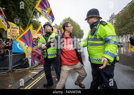 London, UK. 21. Oktober 2015. Free Tibet-Demonstranten Zusammenstoß mit Anhänger der pro-chinesische Regierung wartet auf Präsident Xi Jinping Ankunft zur Downing Street am Tag zwei von seinen offiziellen Status in UK Credit besuchen: Guy Corbishley/Alamy Live News Stockfoto