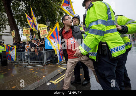 London, UK. 21. Oktober 2015. Free Tibet-Demonstranten Zusammenstoß mit Anhänger der pro-chinesische Regierung wartet auf Präsident Xi Jinping Ankunft zur Downing Street am Tag zwei von seinen offiziellen Status in UK Credit besuchen: Guy Corbishley/Alamy Live News Stockfoto