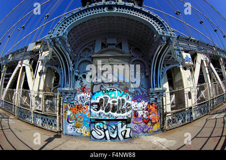 Grafitti geritten Turmfuß Manhattan Bridge in New York City Stockfoto