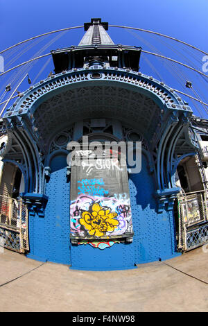 Grafitti geritten Turmfuß Manhattan Bridge in New York City Stockfoto