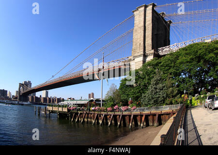 Die Brooklyn Bridge, Blick nach Westen in Richtung Manhattan New York City Stockfoto