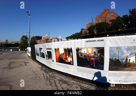 Abschnitt "den Zaun '' von der Photoville Fotografie Ausstellung Brooklyn Bridge Park Brooklyn New York City Teil Stockfoto