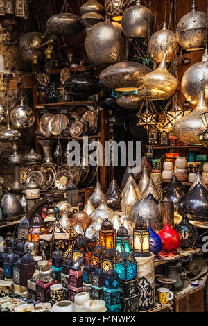 Touristische Souvenirs im Souk Khan el-Khalili in Kairo. Stockfoto