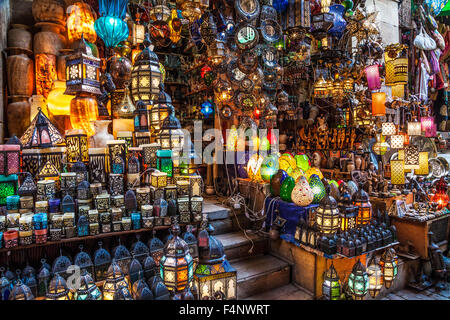 Traditionelle arabische Laternen und Lampen im Souk Khan el-Khalili in Kairo. Stockfoto