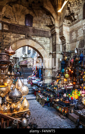 Traditionelle arabische Laternen und Lampen im Souk Khan el-Khalili in Kairo. Stockfoto