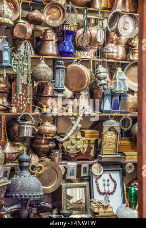 Traditionelle arabische Metallwaren im Souk Khan el-Khalili in Kairo. Stockfoto