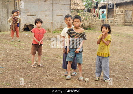 Nagaland, Indien - März 2012: Gruppe von armen Kindern in Nagaland, abgelegenen Region von Indien. Redaktion Dokumentarfilm. Stockfoto